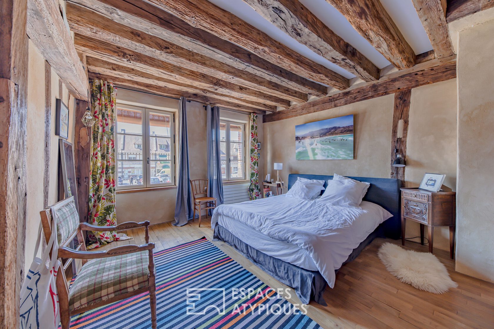Maison de village authentique bordée par un bras de rivière
