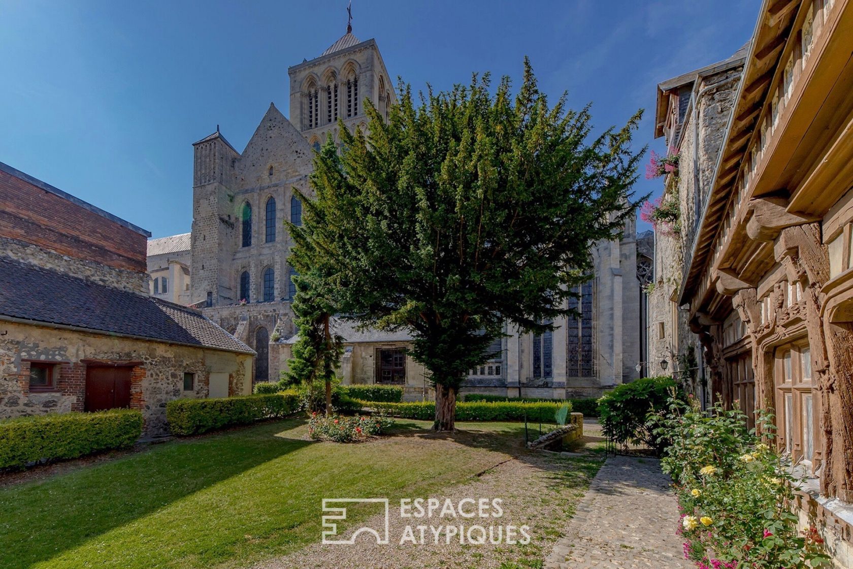 Maison de ville issue d’une partie restructurée d’un ancien presbytère