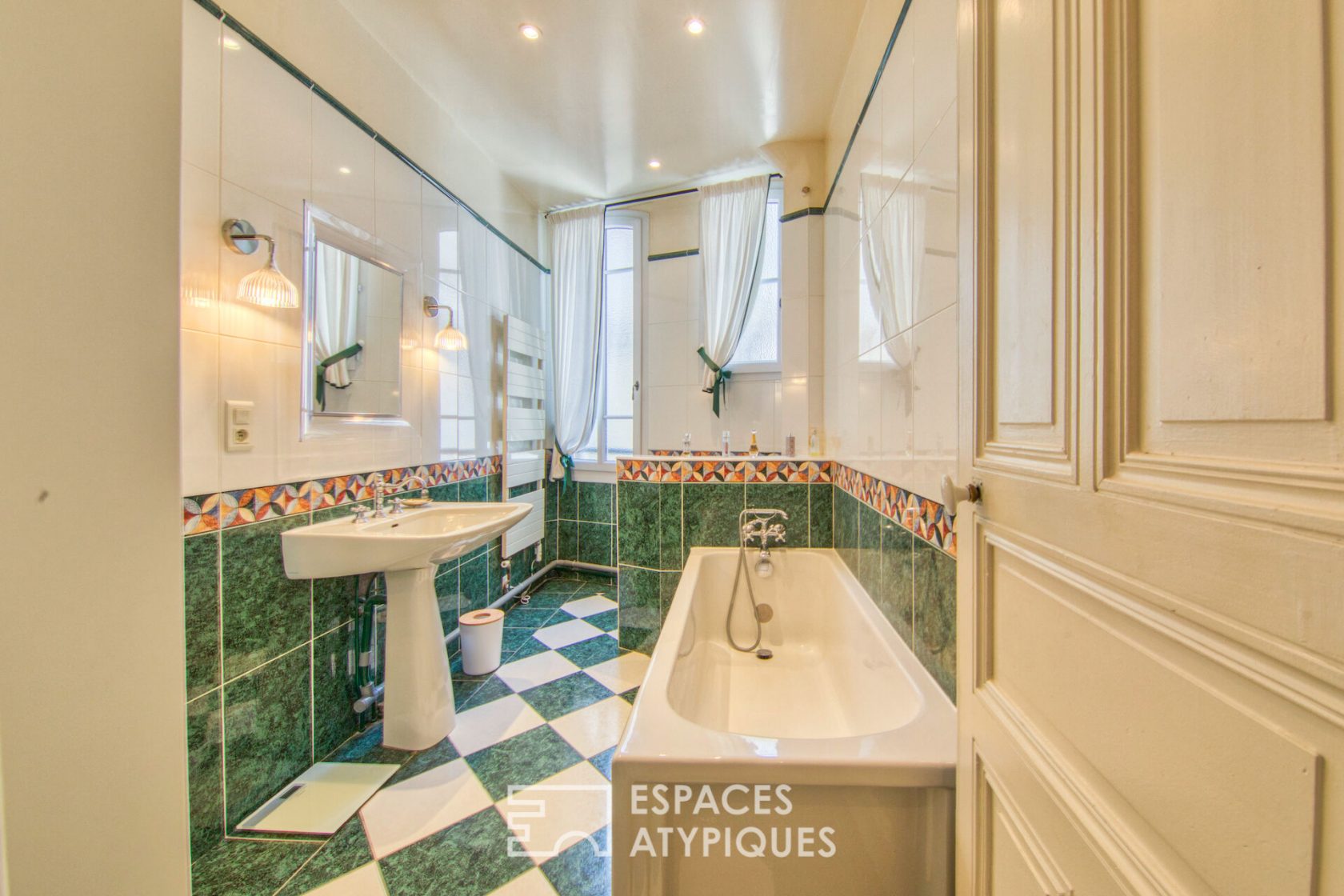 Haussmannian apartment in an exceptional building in the city center