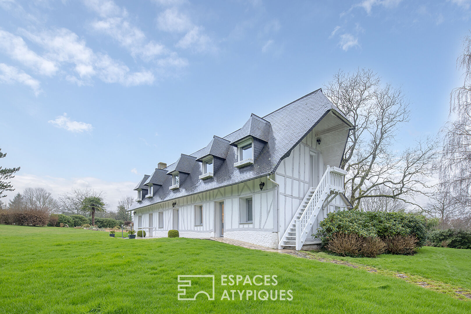 Neo-Norman style on vast landscaped grounds and grassland of more than 7000m²