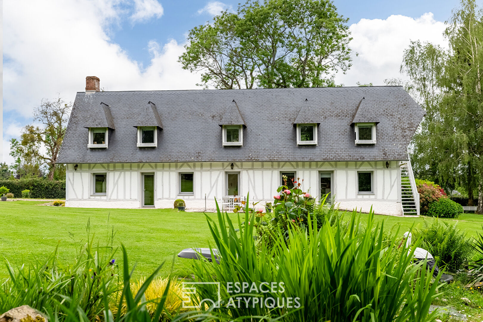 Propriété néo-normande dans un parc paysagé avec herbage indépendant