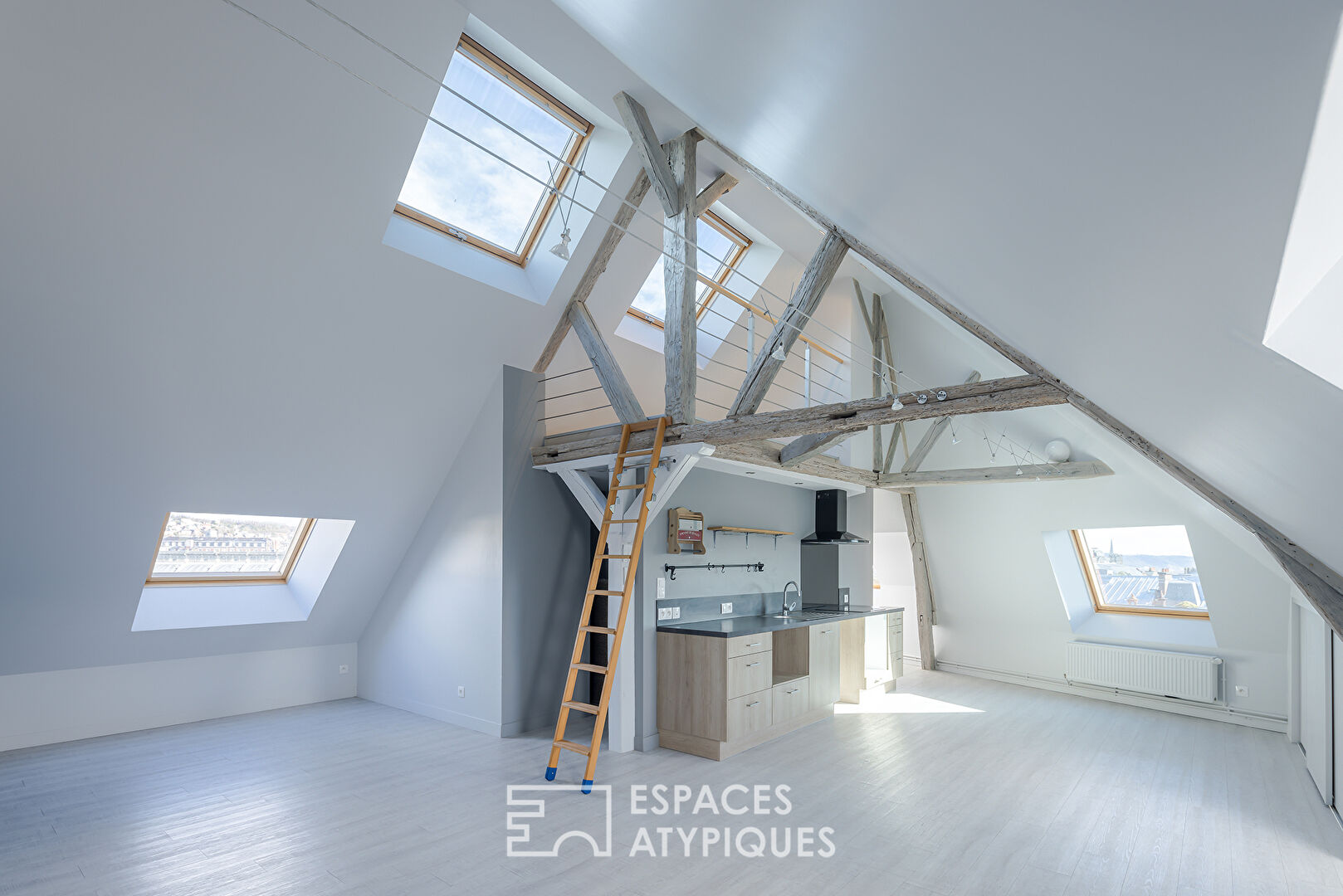 Loft sous comble dans une maison de maître proche de la gare