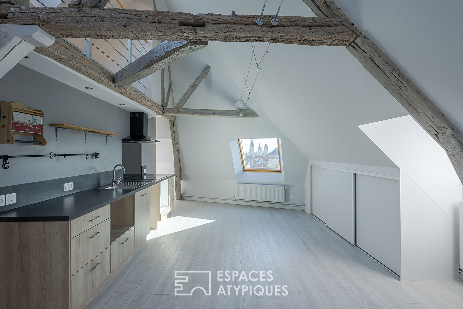 Unfurnished loft in a mansion near train station