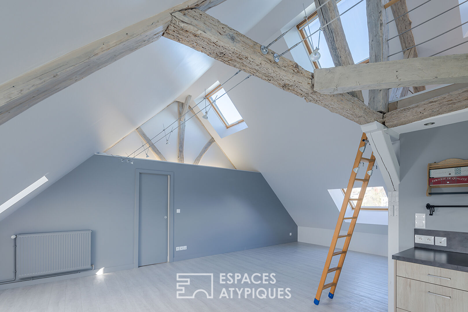 Loft sous comble dans une maison de maître proche de la gare