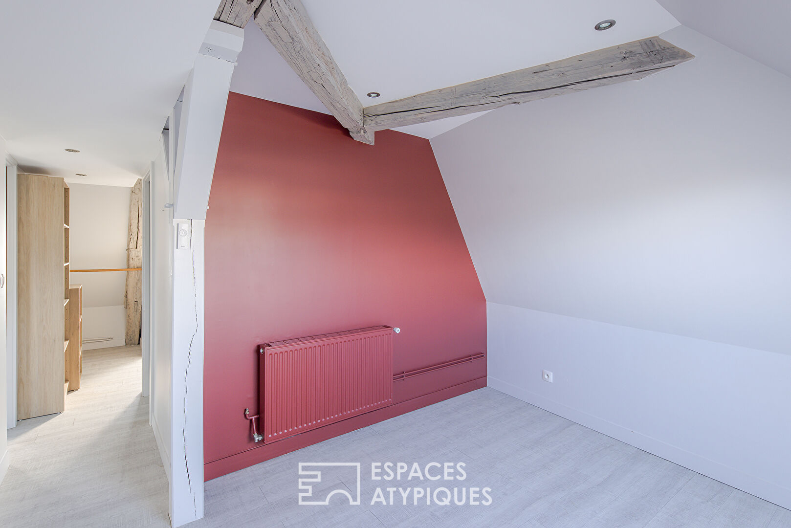 Loft sous comble dans une maison de maître proche de la gare