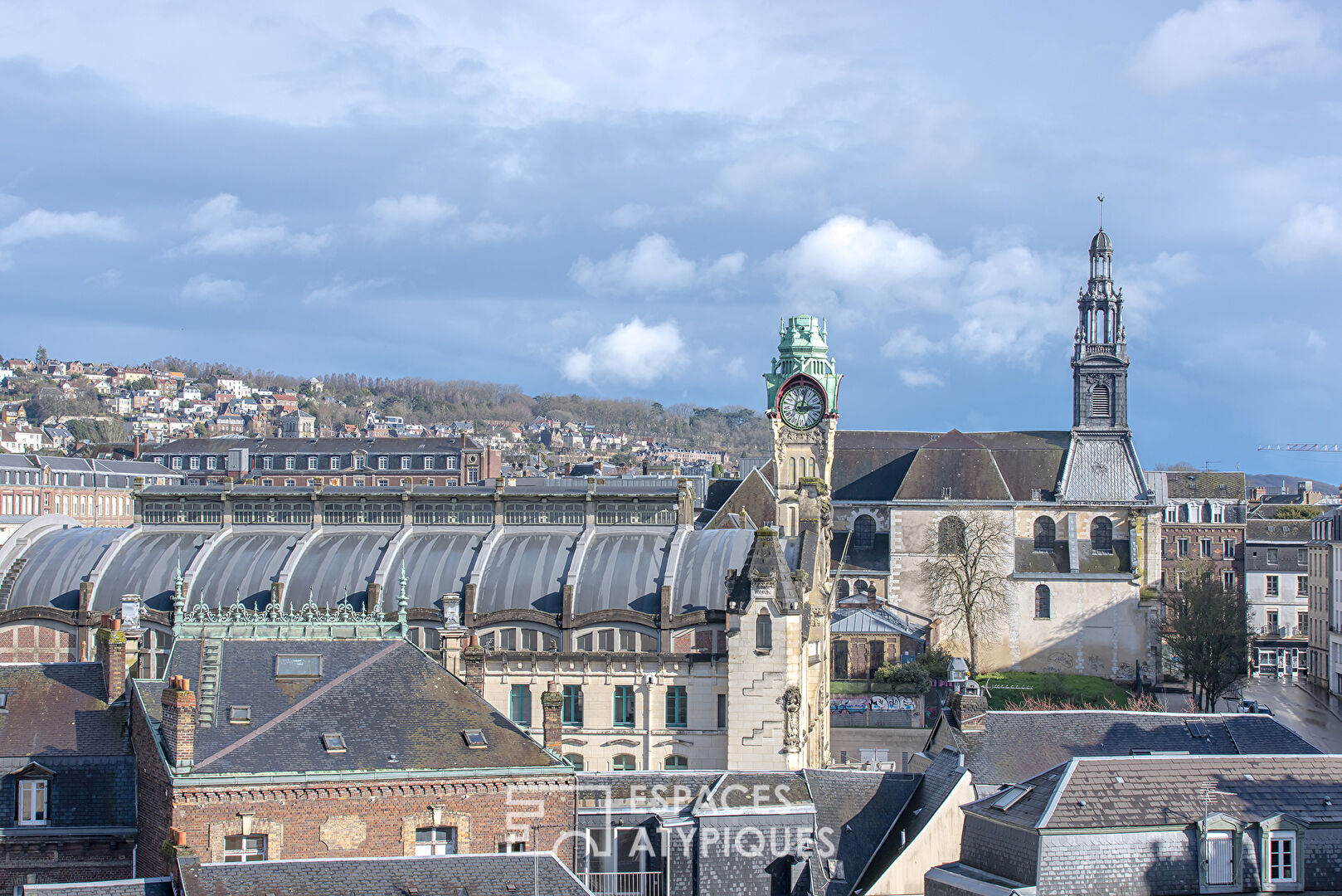 Loft sous comble dans une maison de maître proche de la gare