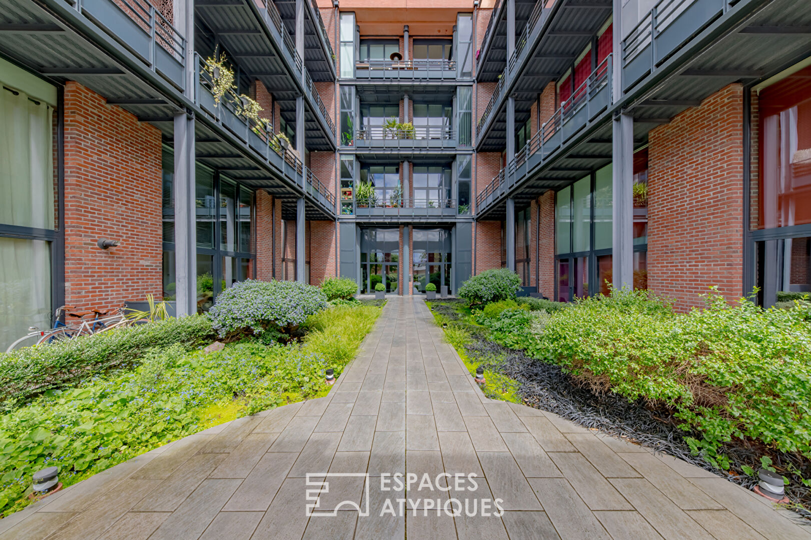 Loft d’architecte non meublé avec balcon et parking