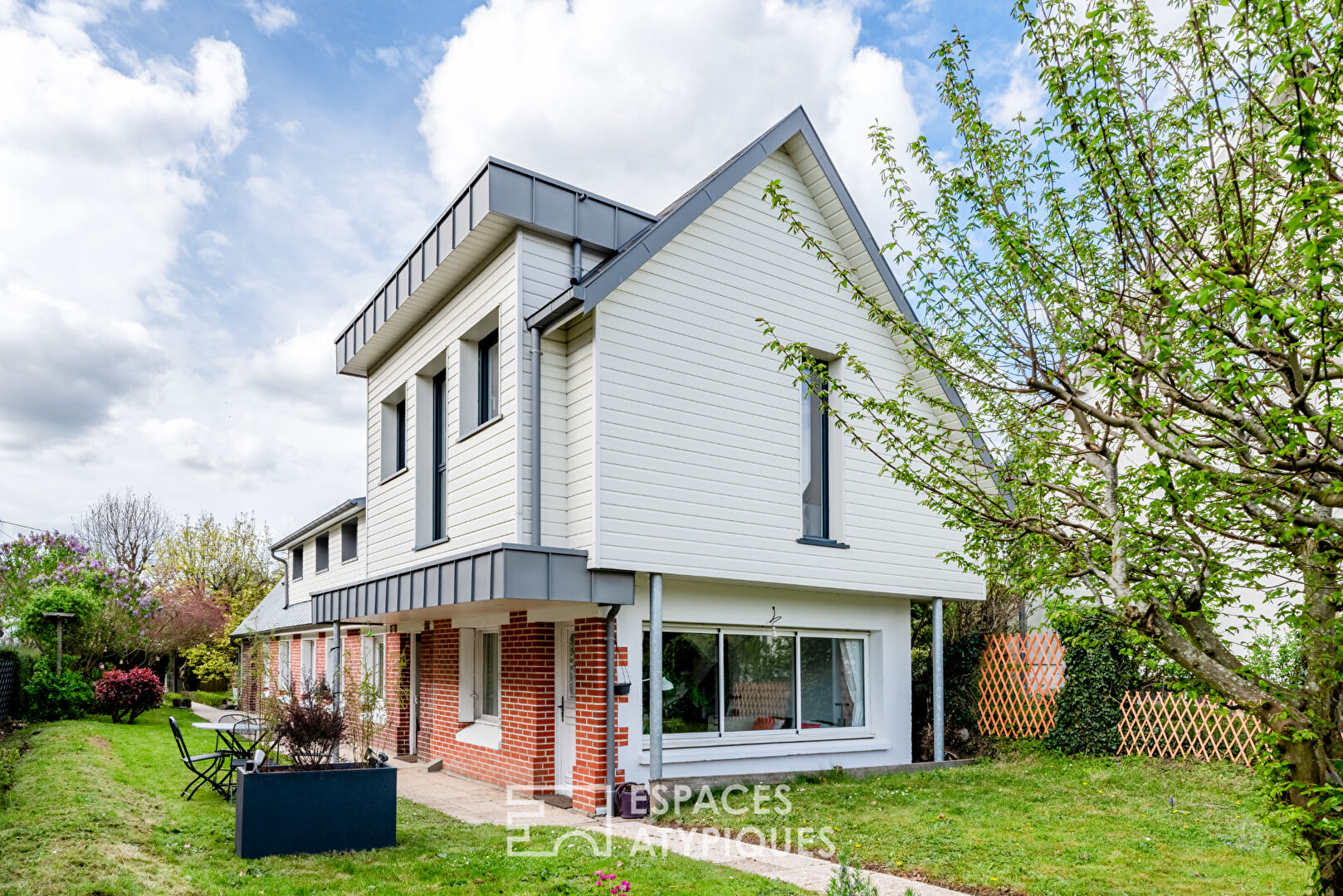 Maison de charme avec extension contemporaine, dépendance et jardin