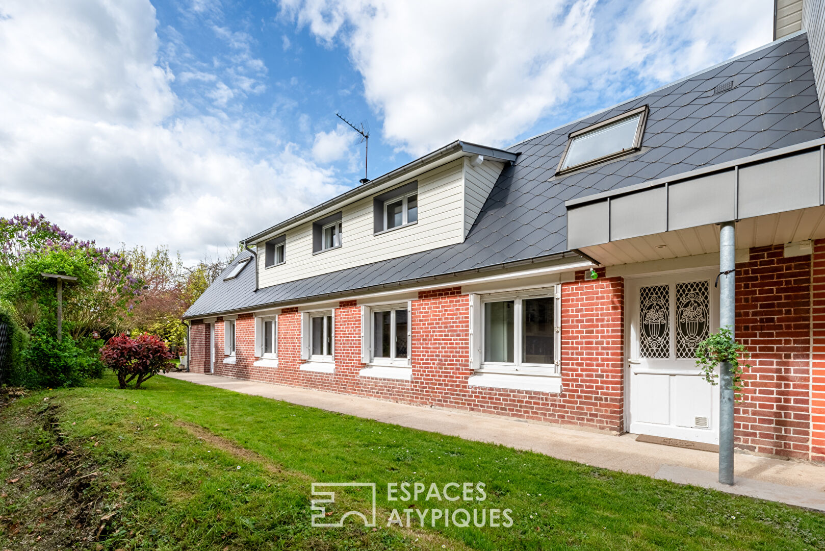 Maison de charme avec extension contemporaine, dépendance et jardin