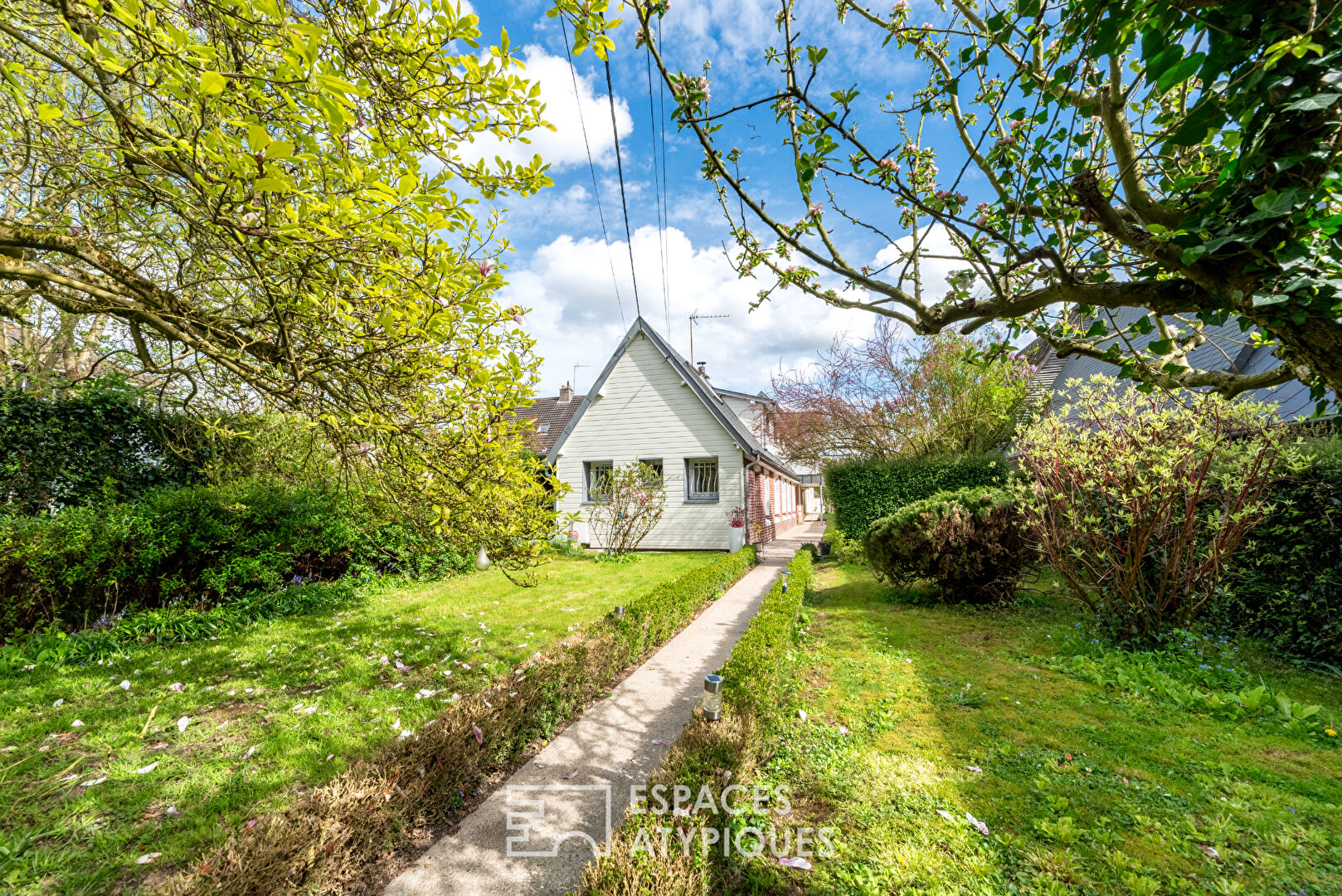 Maison de charme avec extension contemporaine, dépendance et jardin