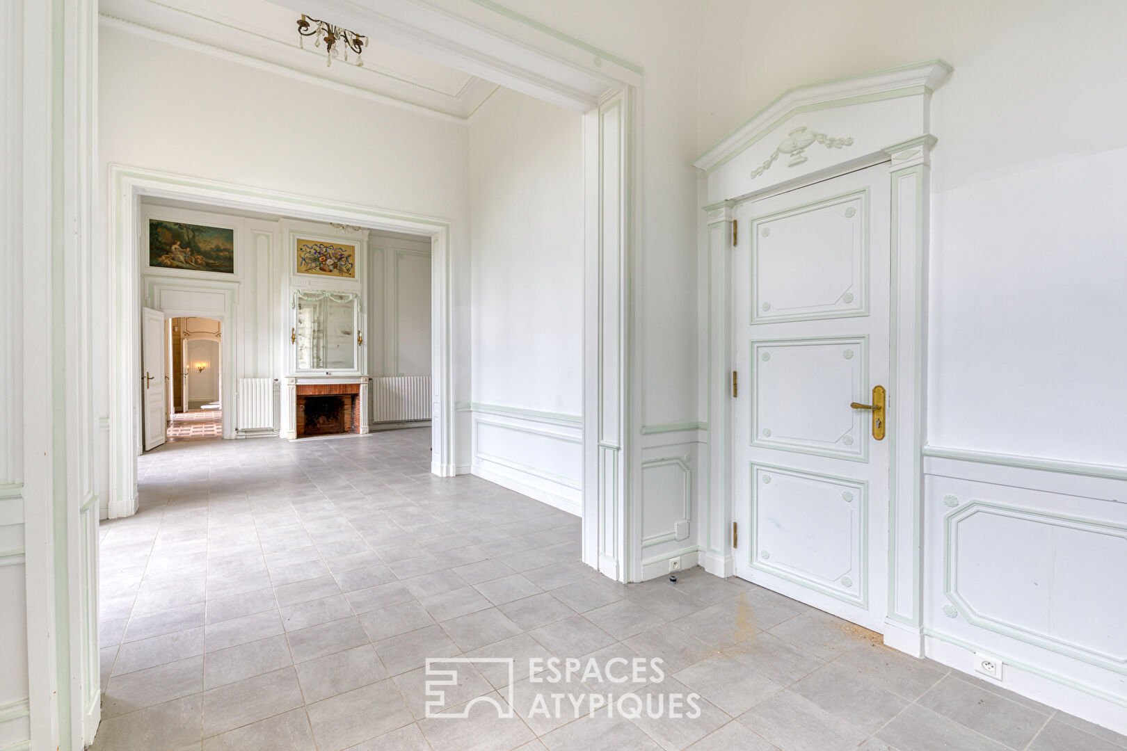 Manoir du XIXème siècle pensé par Henri Jacquelin dans un parc arboré