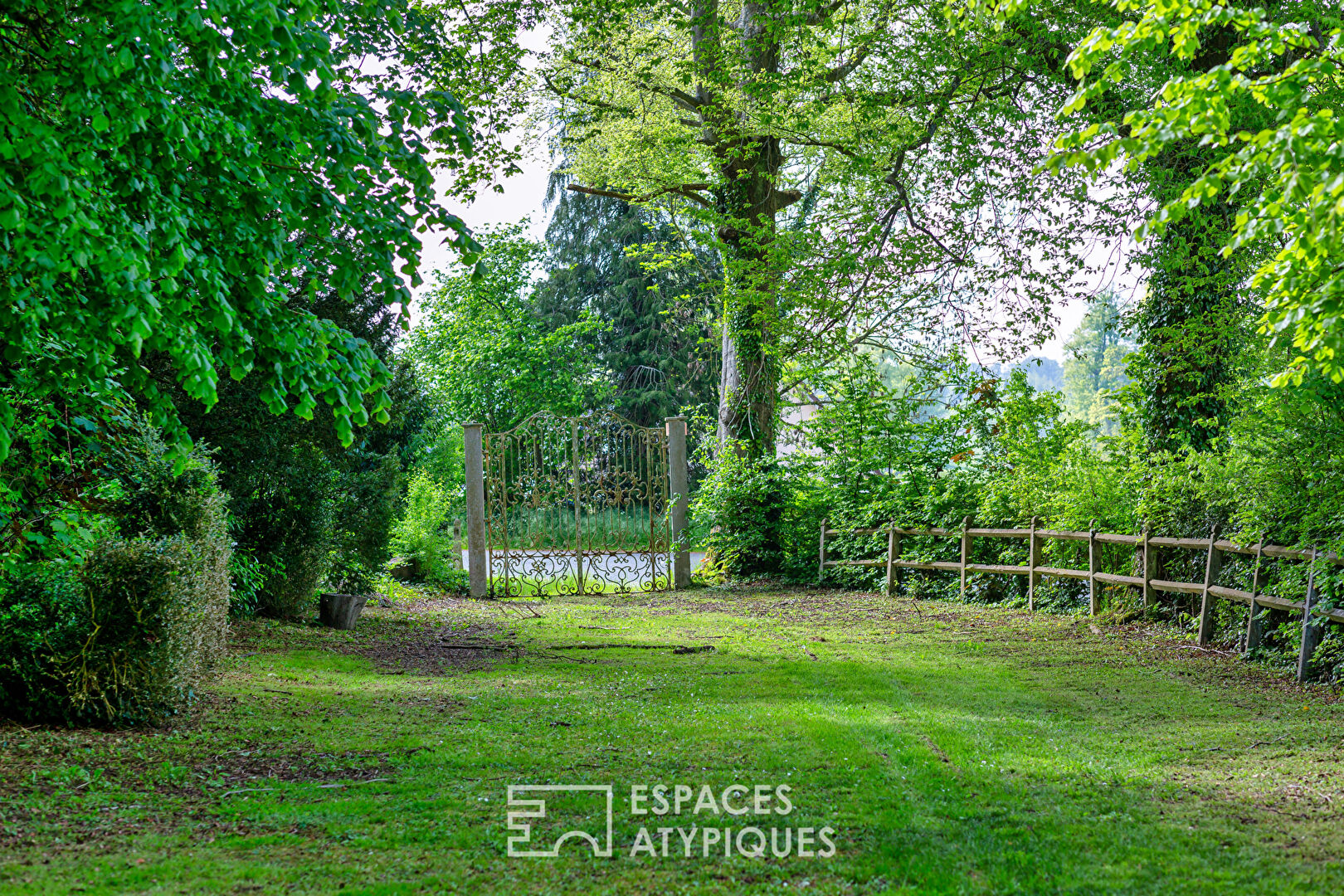 Manoir du XIXème siècle pensé par Henri Jacquelin dans un parc arboré