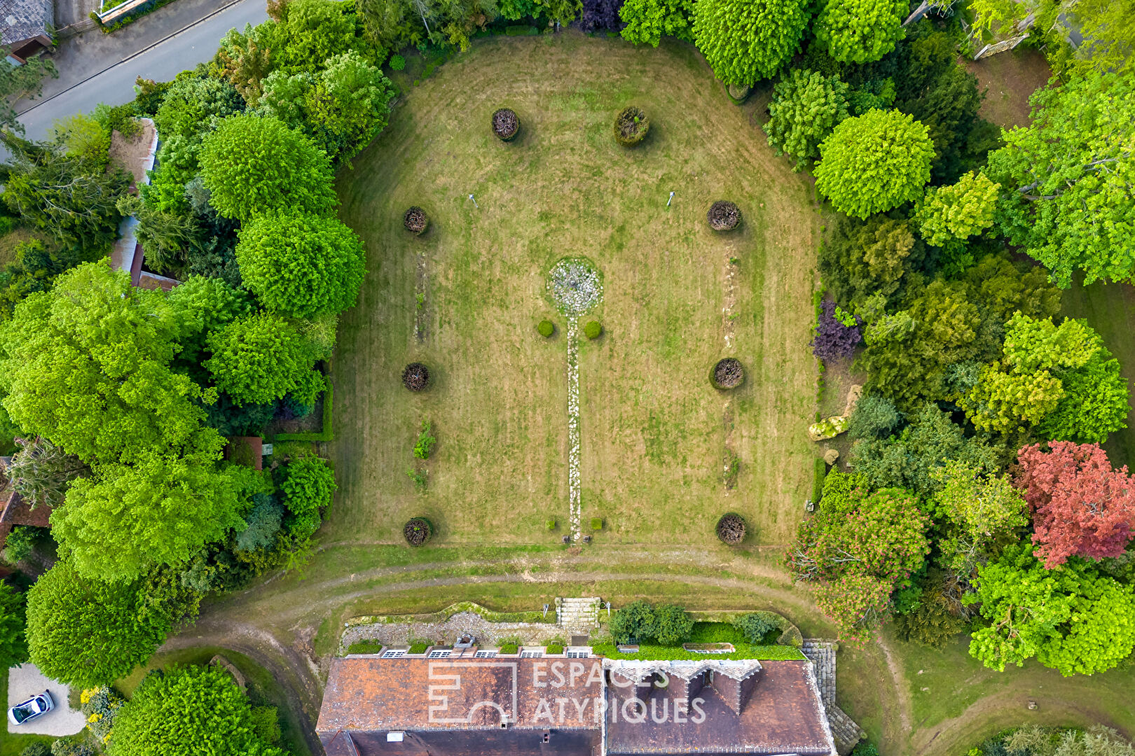 Manoir du XIXème siècle pensé par Henri Jacquelin dans un parc arboré