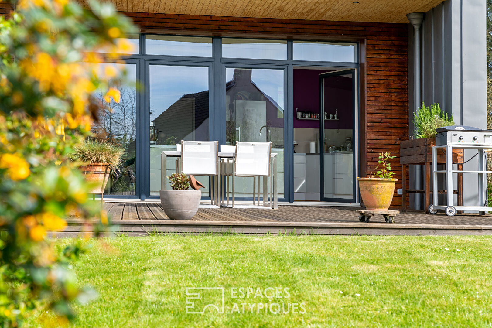 Architect house in a green setting with a view of the horizon