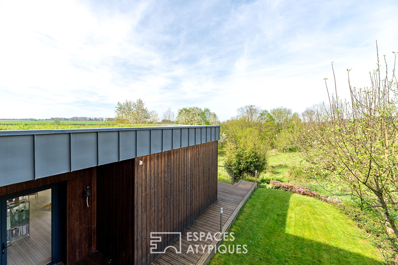 Architect house in a green setting with a view of the horizon
