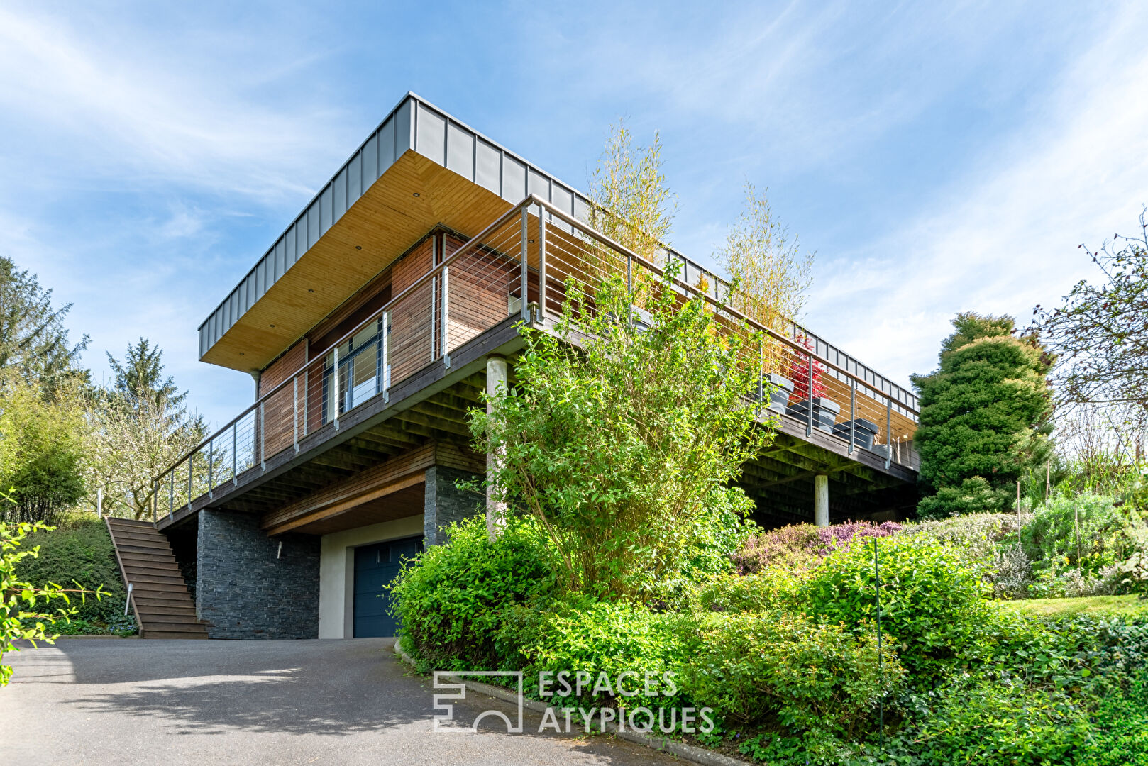 Architect house in a green setting with a view of the horizon