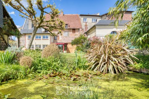 Historic house in the heart of town and garden crossed by a stream