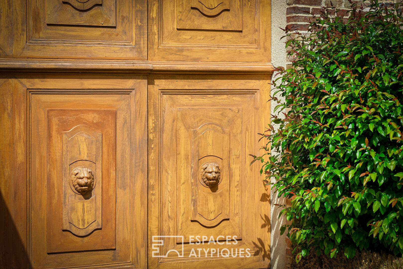 Maison historique en coeur de ville et jardin traversé par un ruisseau