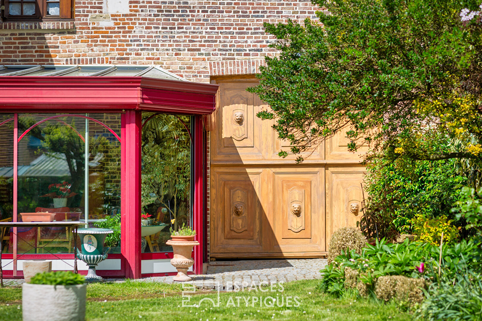 Maison historique en coeur de ville et jardin traversé par un ruisseau