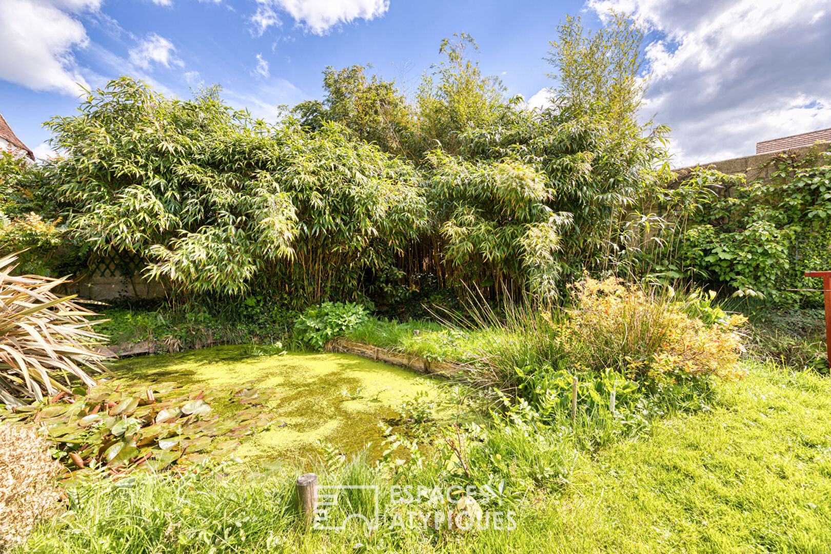 Historic house in the heart of town and garden crossed by a stream