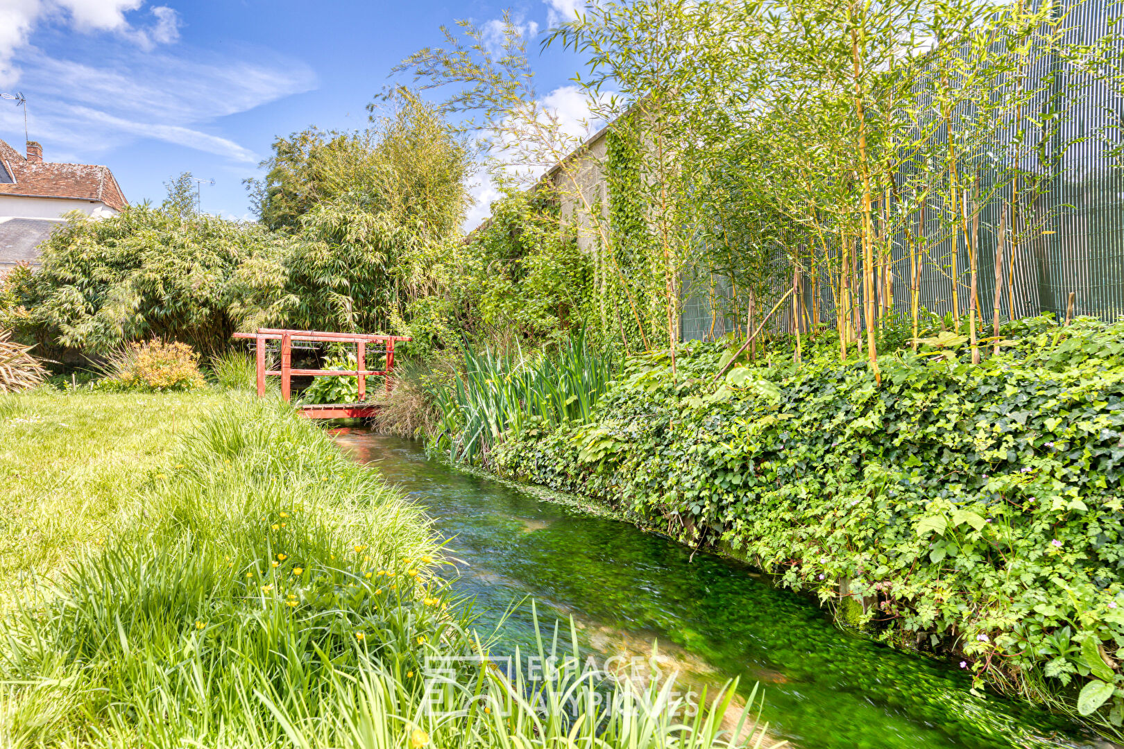 Historic house in the heart of town and garden crossed by a stream