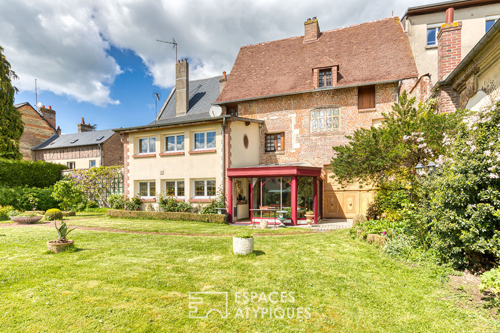 Historic house in the heart of town and garden crossed by a stream