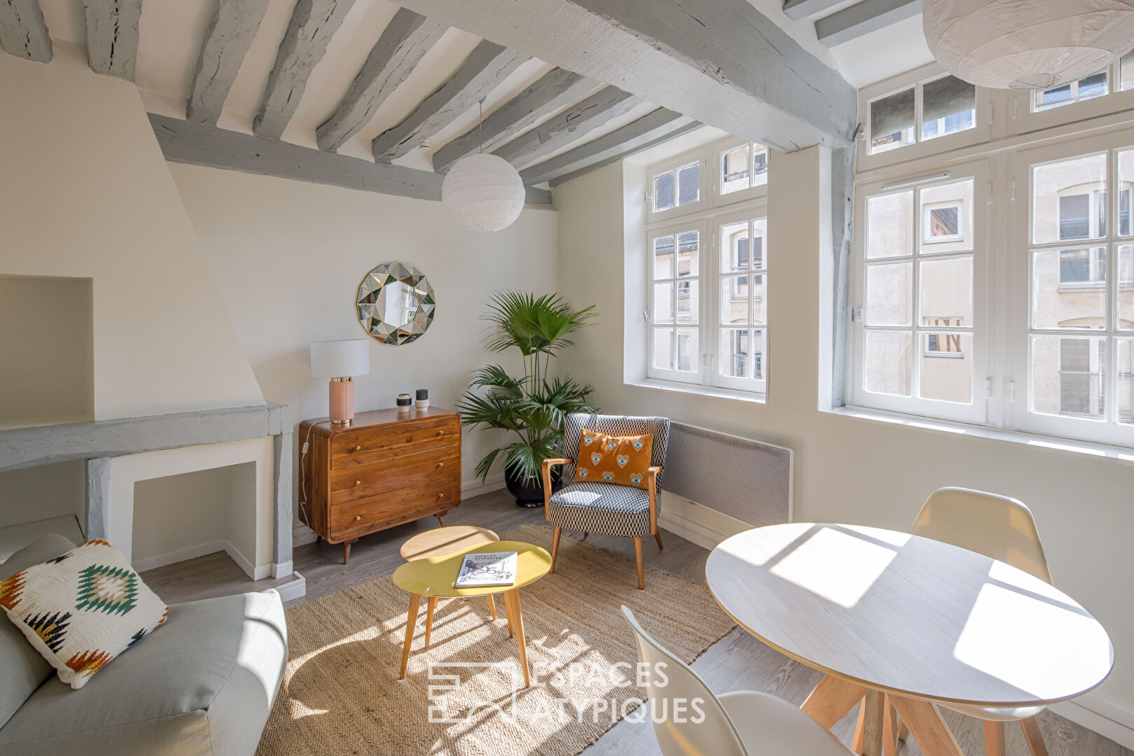 Charming renovated furnished apartment in the Antiques district