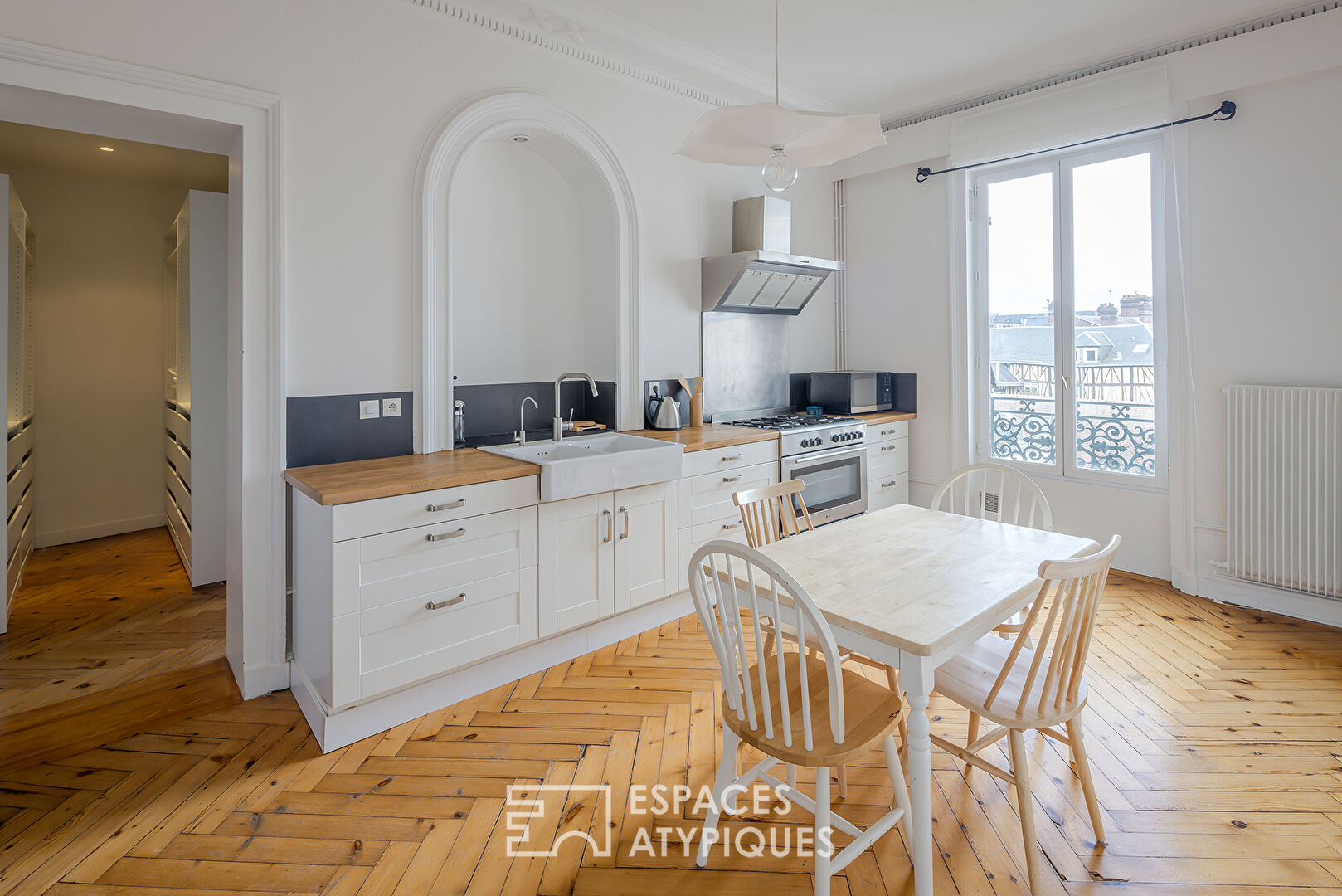 Furnished Haussmann apartment with a view