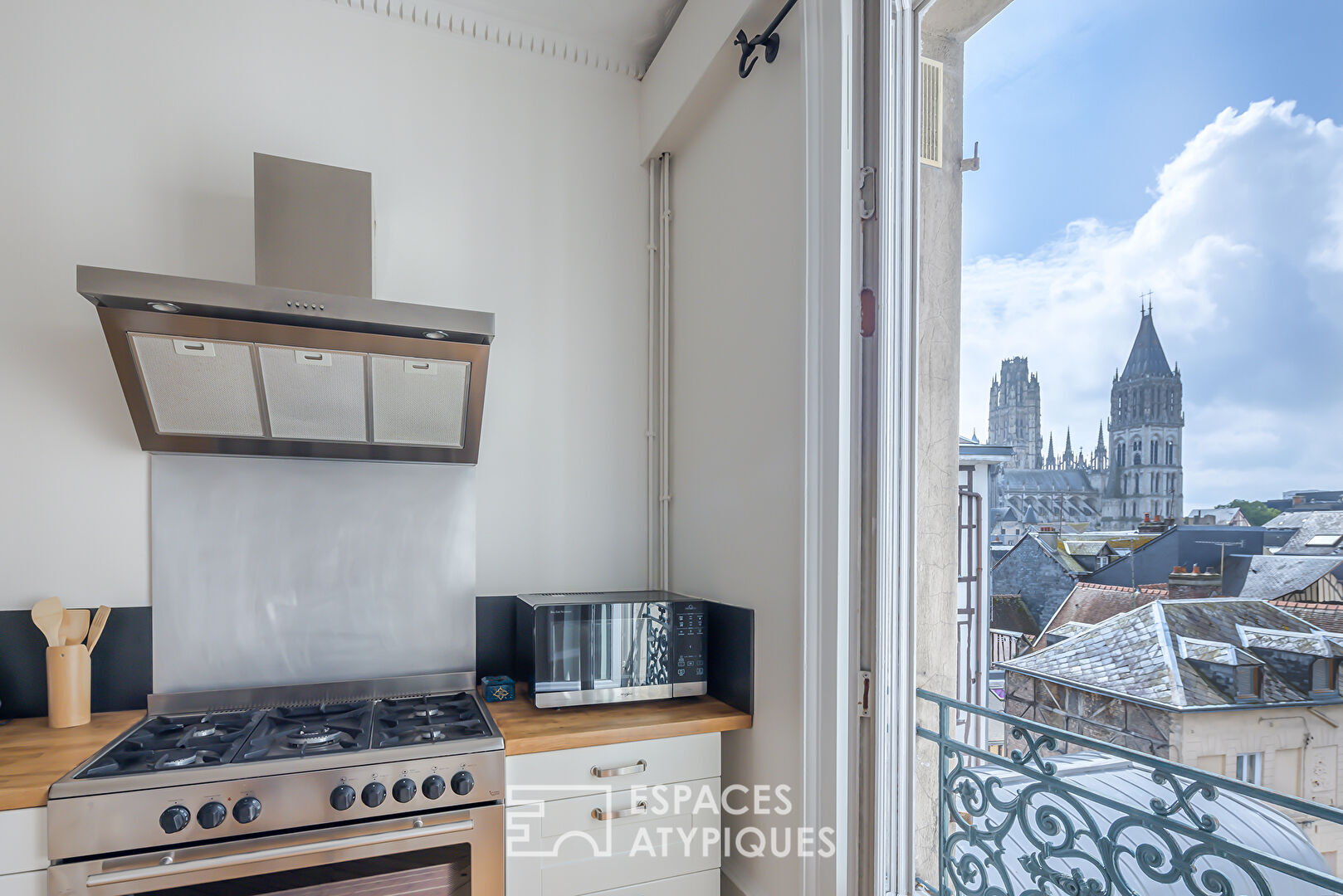 Furnished Haussmann apartment with a view