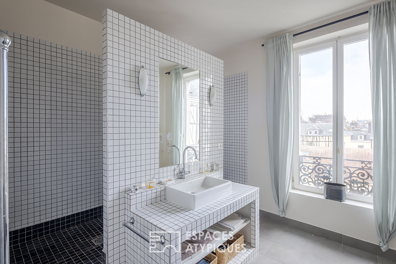 Furnished Haussmann apartment with a view