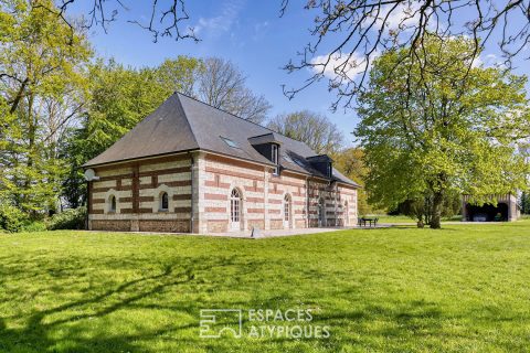 Former stable turned charming residence in the heart of a wooded park with outbuildings