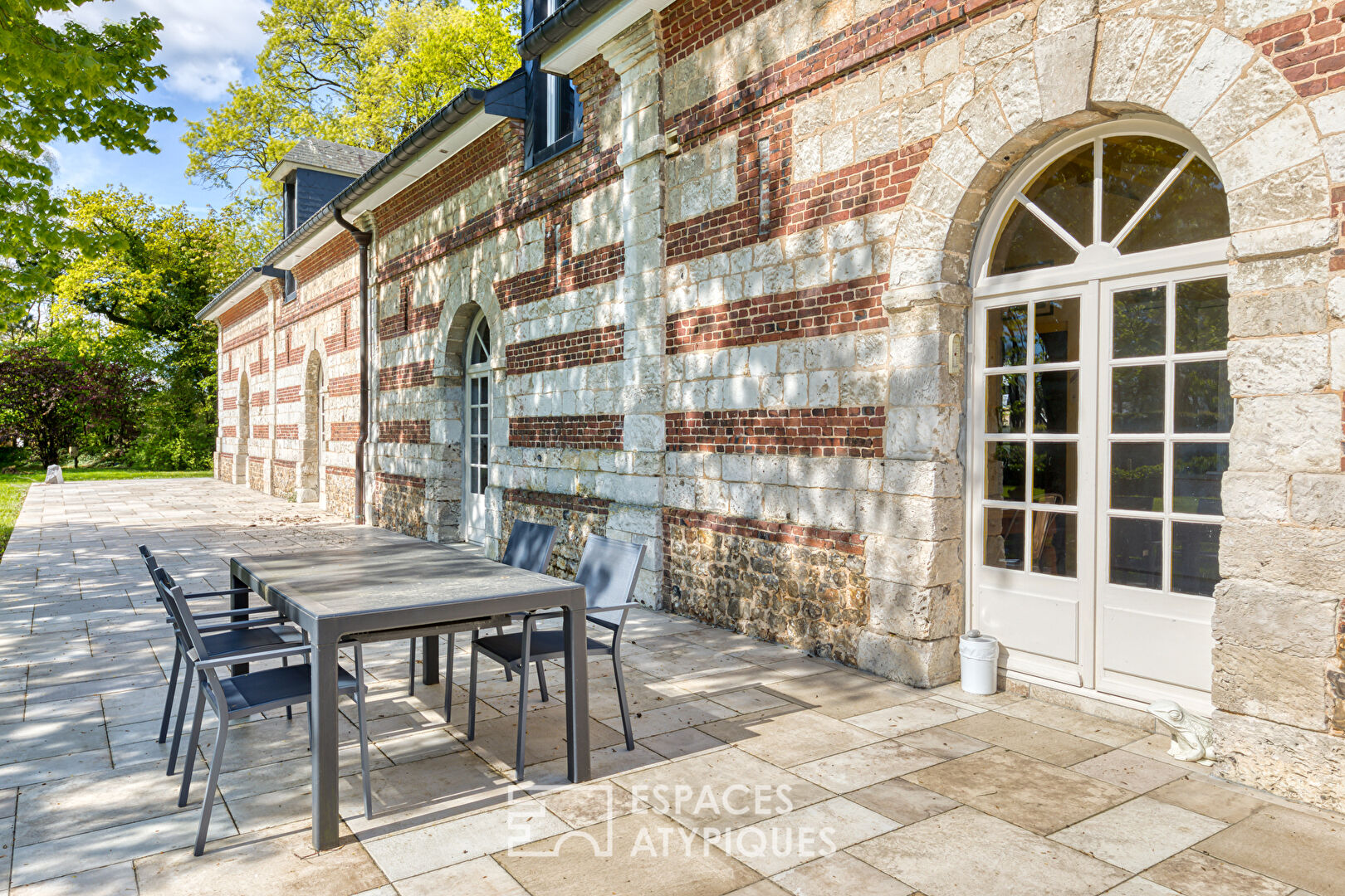 Former stable turned charming residence in the heart of a wooded park with outbuildings