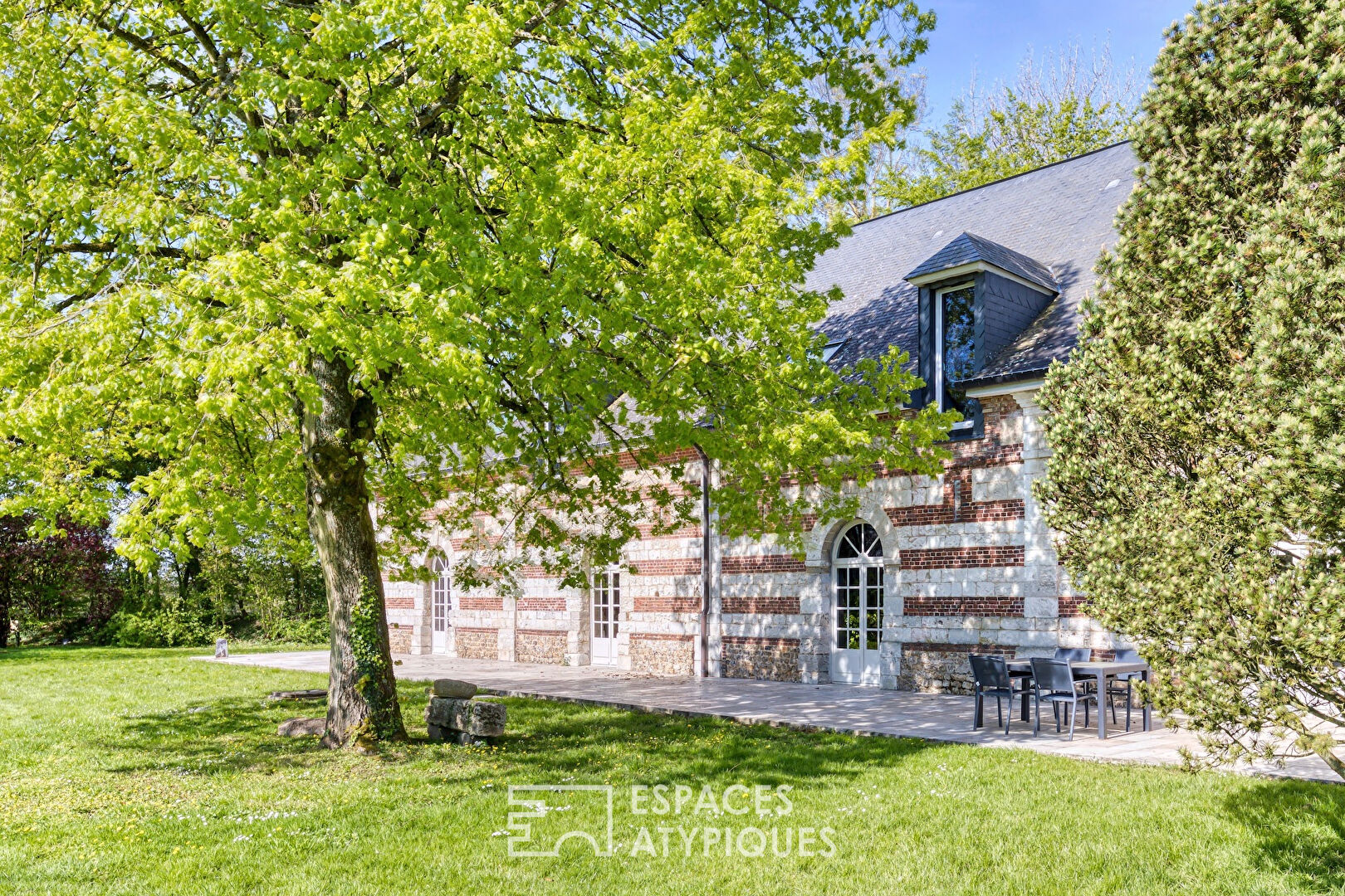 Former stable turned charming residence in the heart of a wooded park with outbuildings