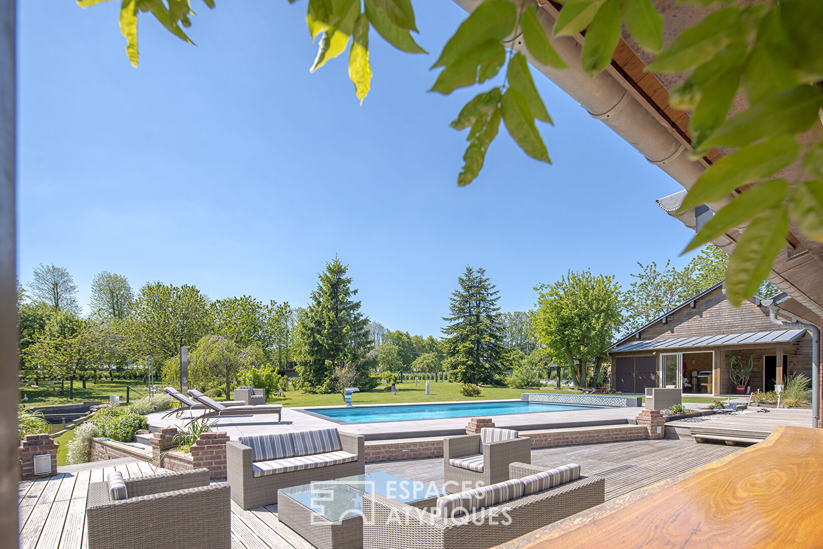 Former stable transformed into an exclusive property, with swimming pool and outbuildings