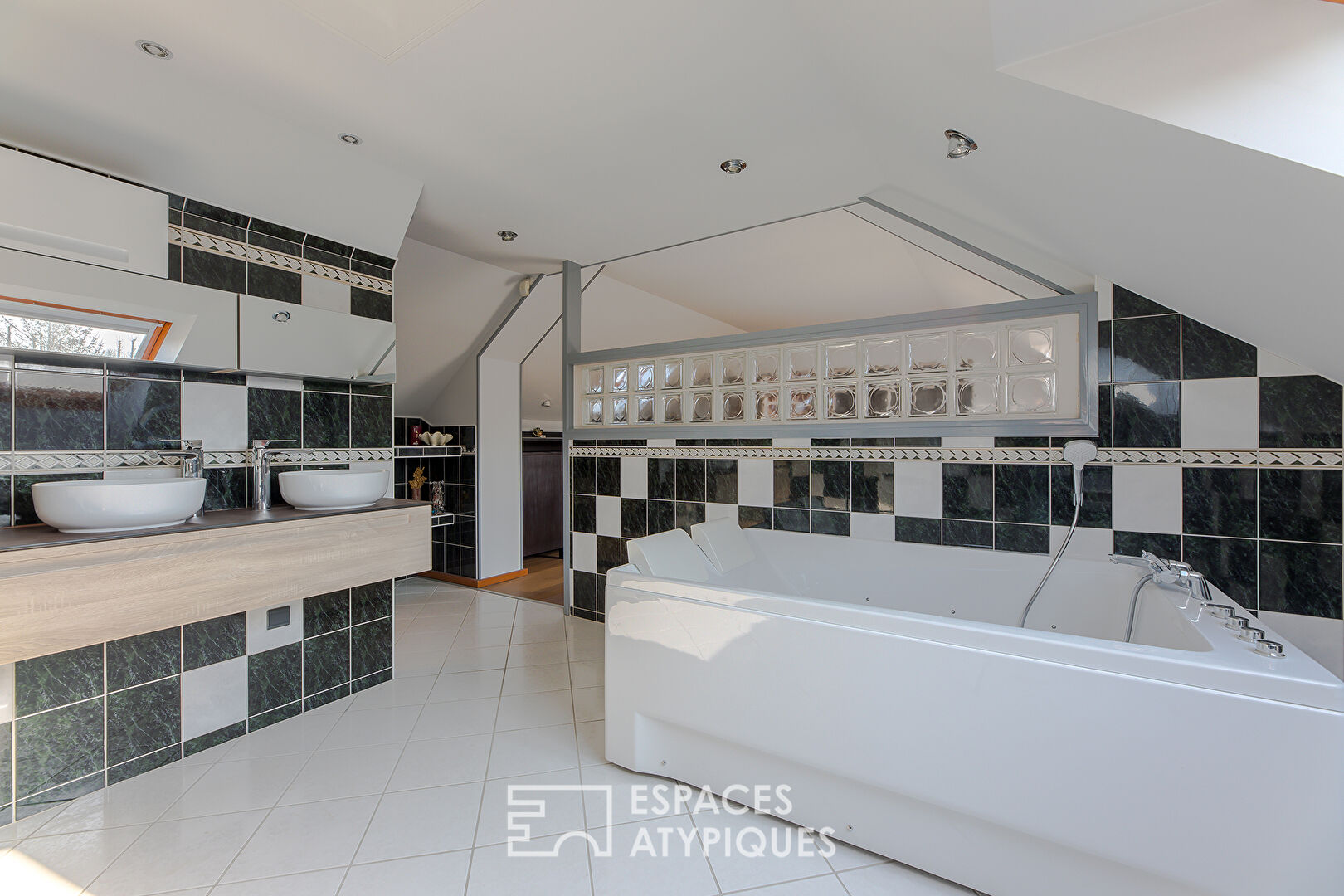 Former stable transformed into an exclusive property, with swimming pool and outbuildings