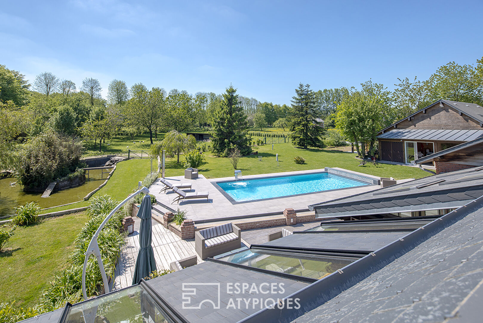 Former stable transformed into an exclusive property, with swimming pool and outbuildings