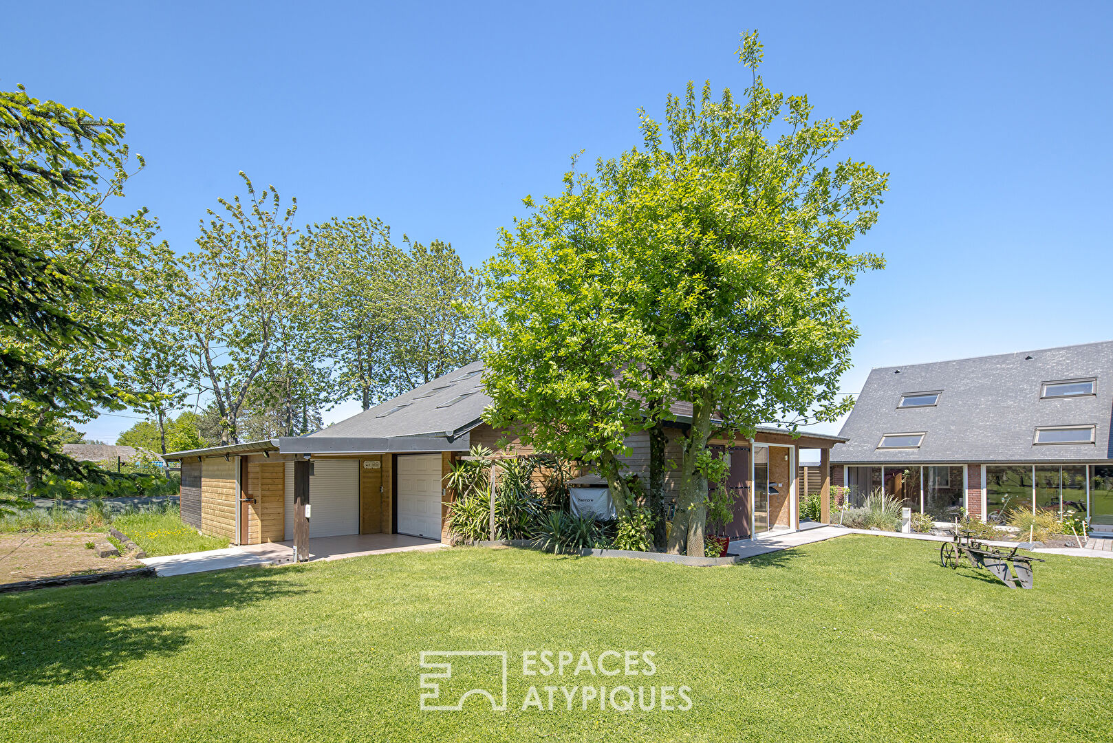 Former stable transformed into an exclusive property, with swimming pool and outbuildings