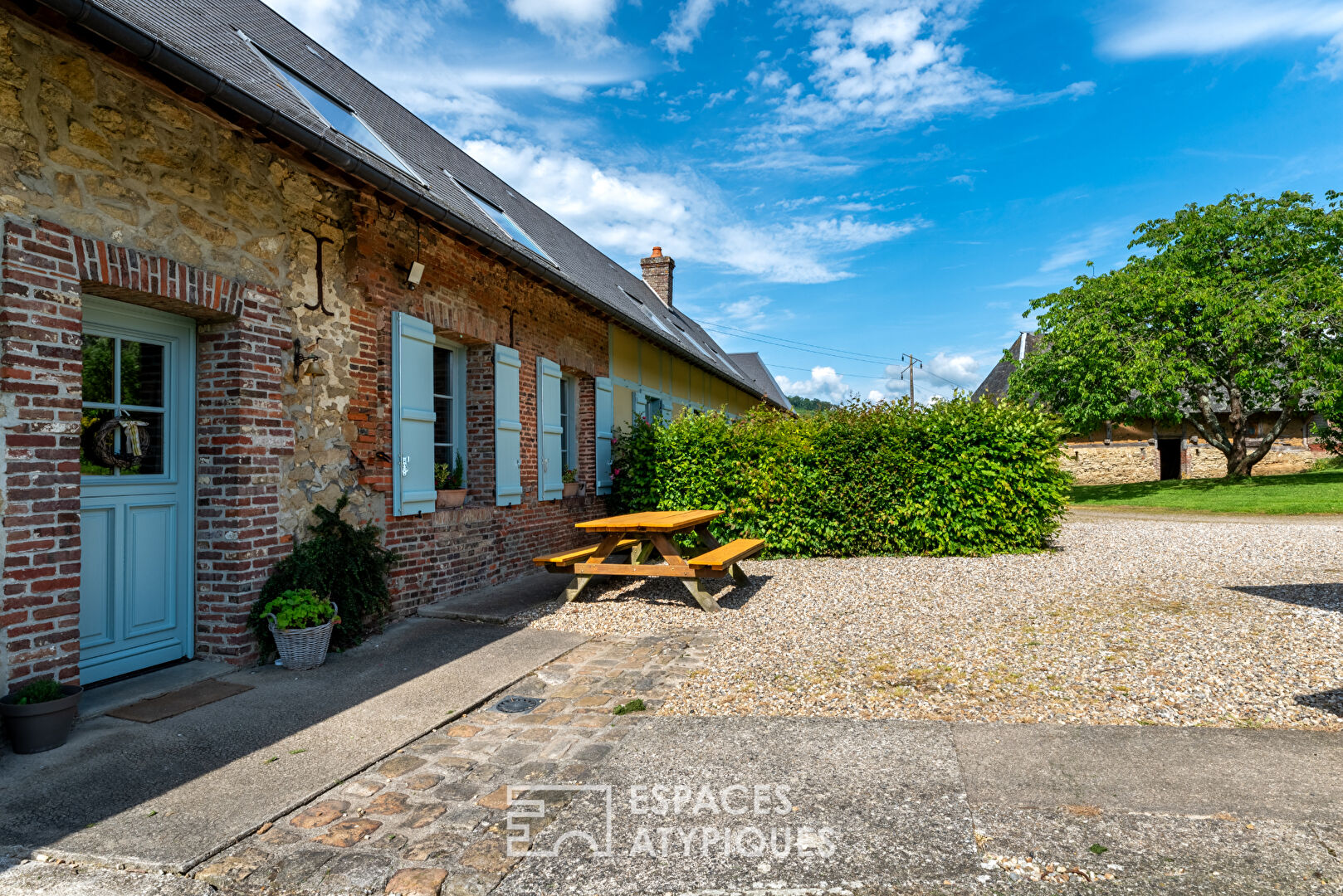 Renovated farmhouse with gîtes, living and business in the heart of the Pays de Bray