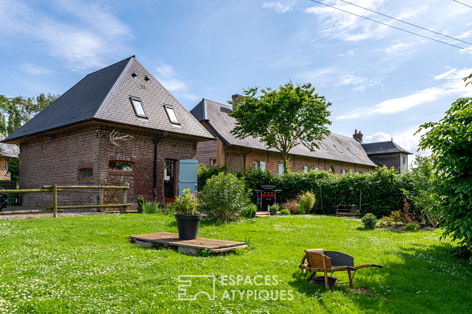 Renovated farmhouse with gîtes, living and business in the heart of the Pays de Bray