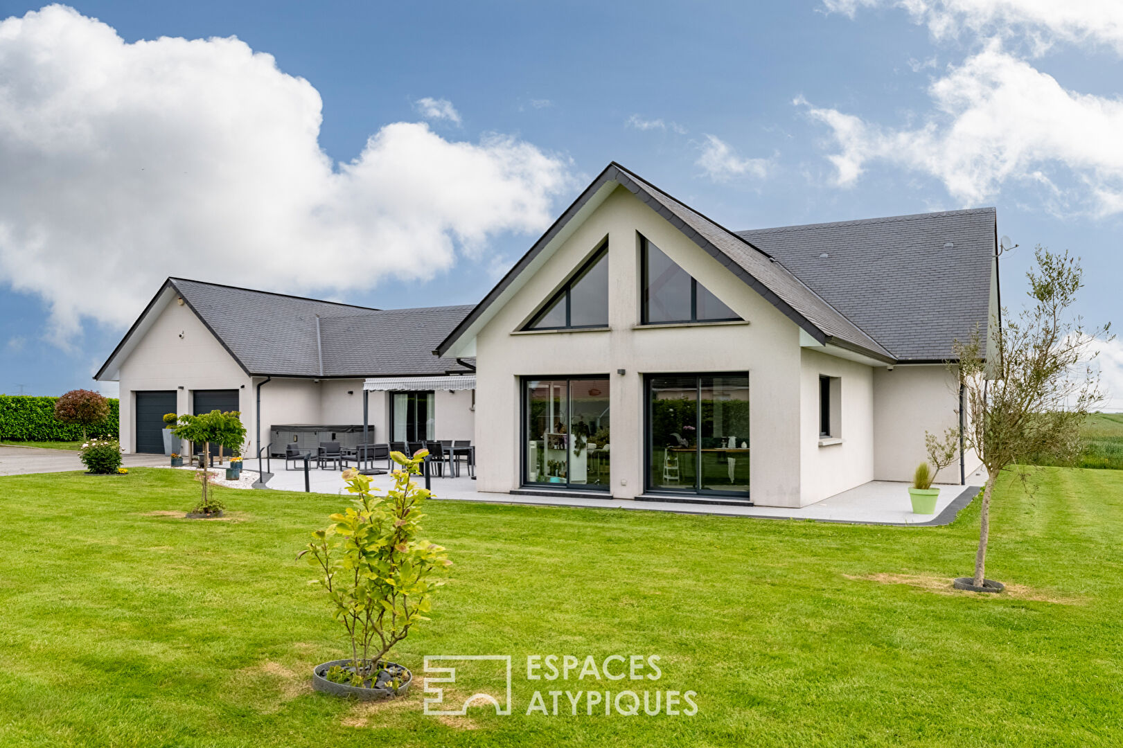 Belle contemporaine de 2014 avec jardin paysagé