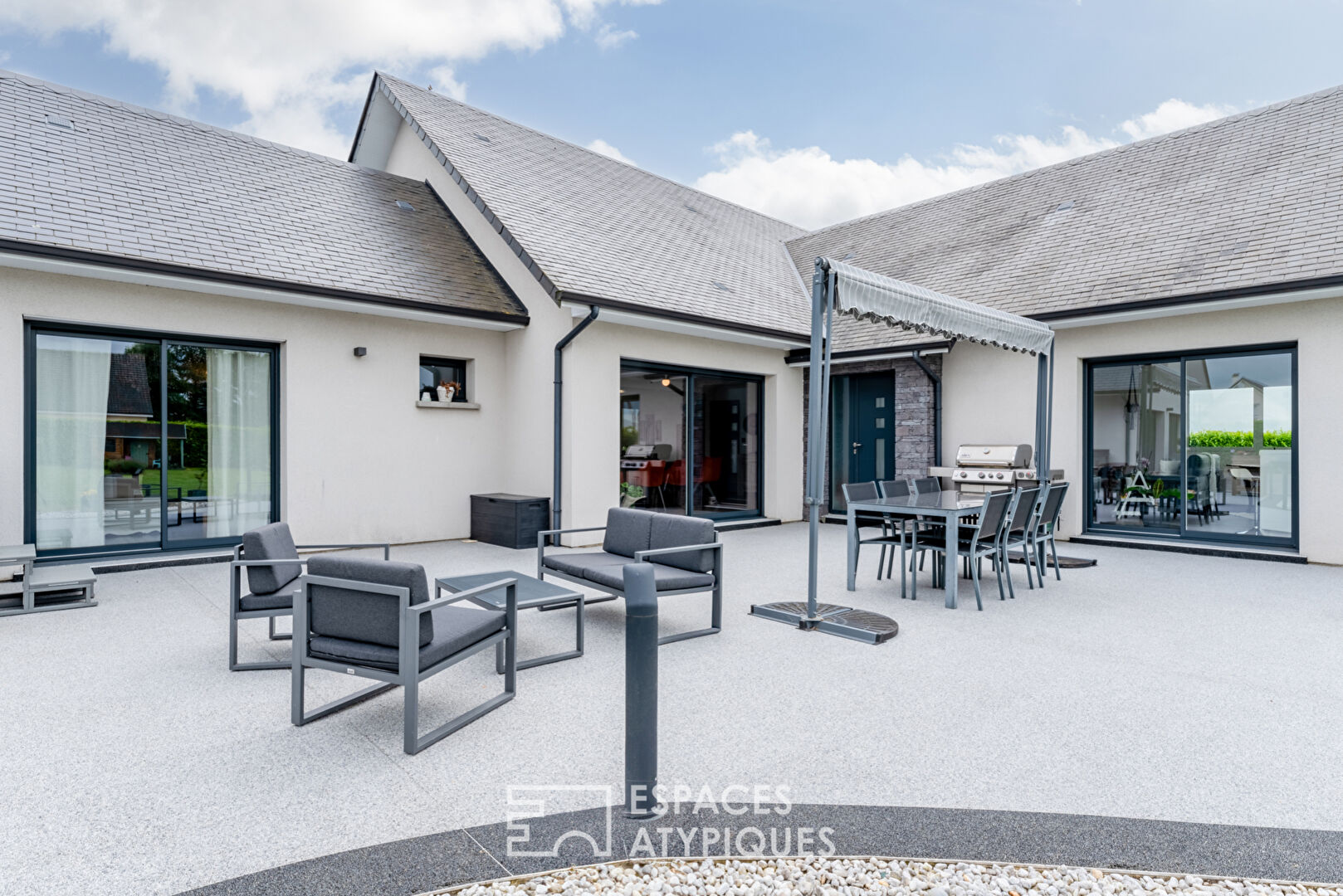 Belle contemporaine de 2014 avec jardin paysagé