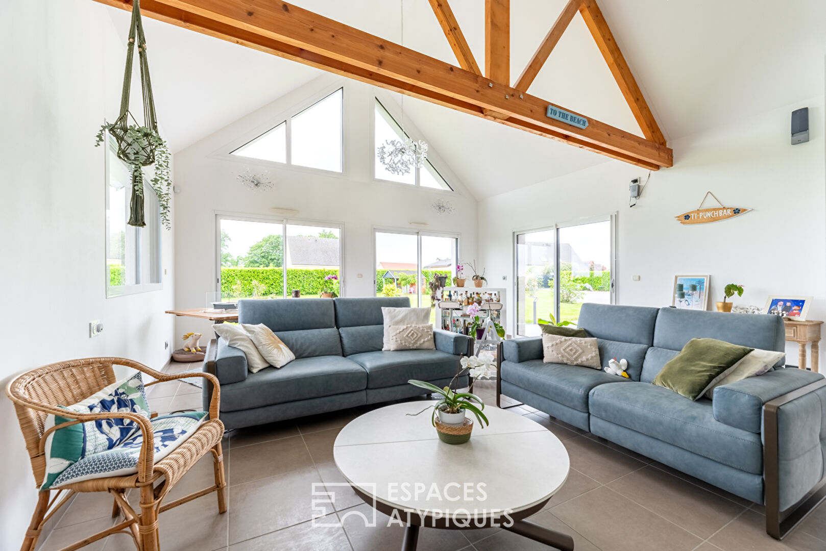 Belle contemporaine de 2014 avec jardin paysagé