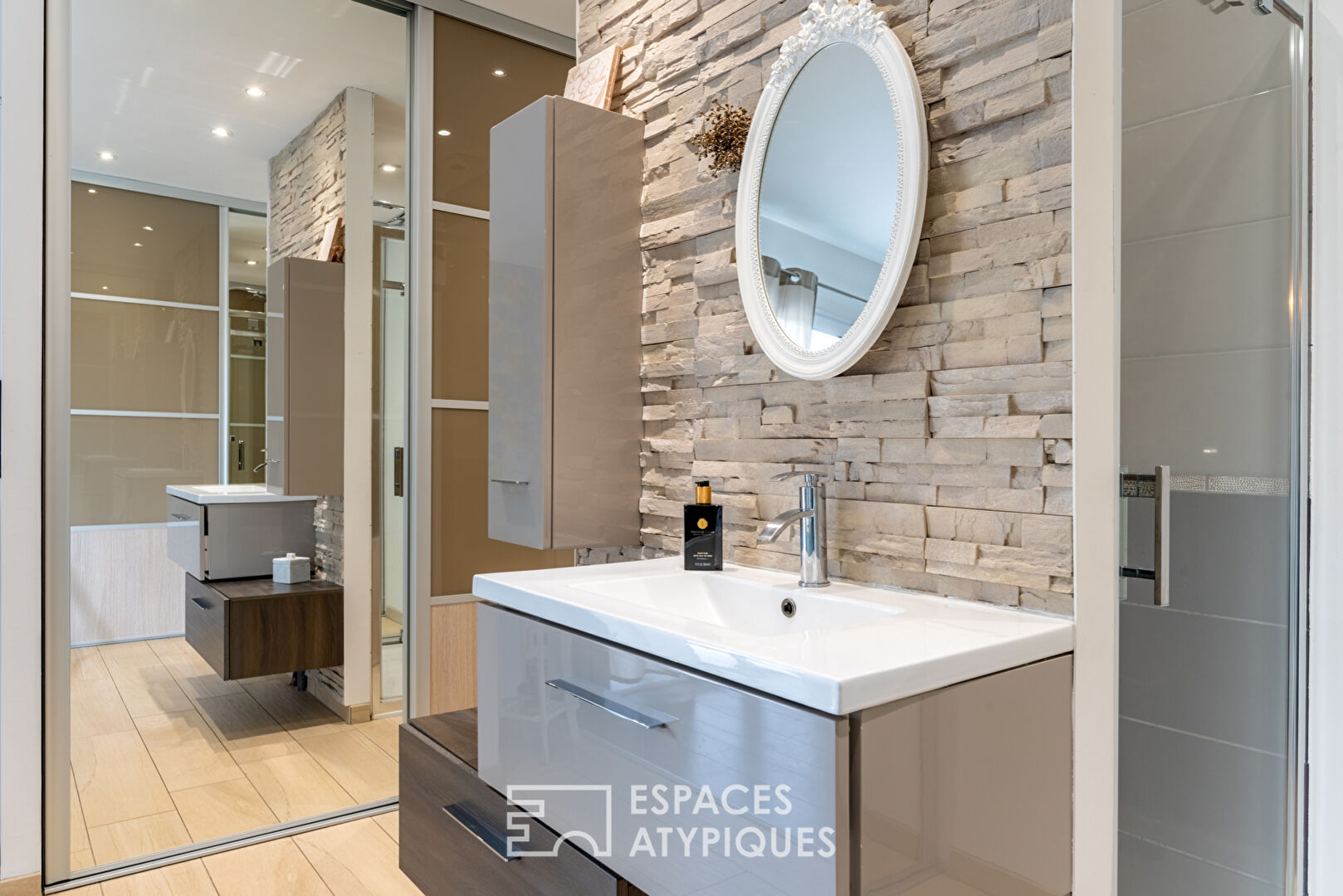 Belle contemporaine de 2014 avec jardin paysagé