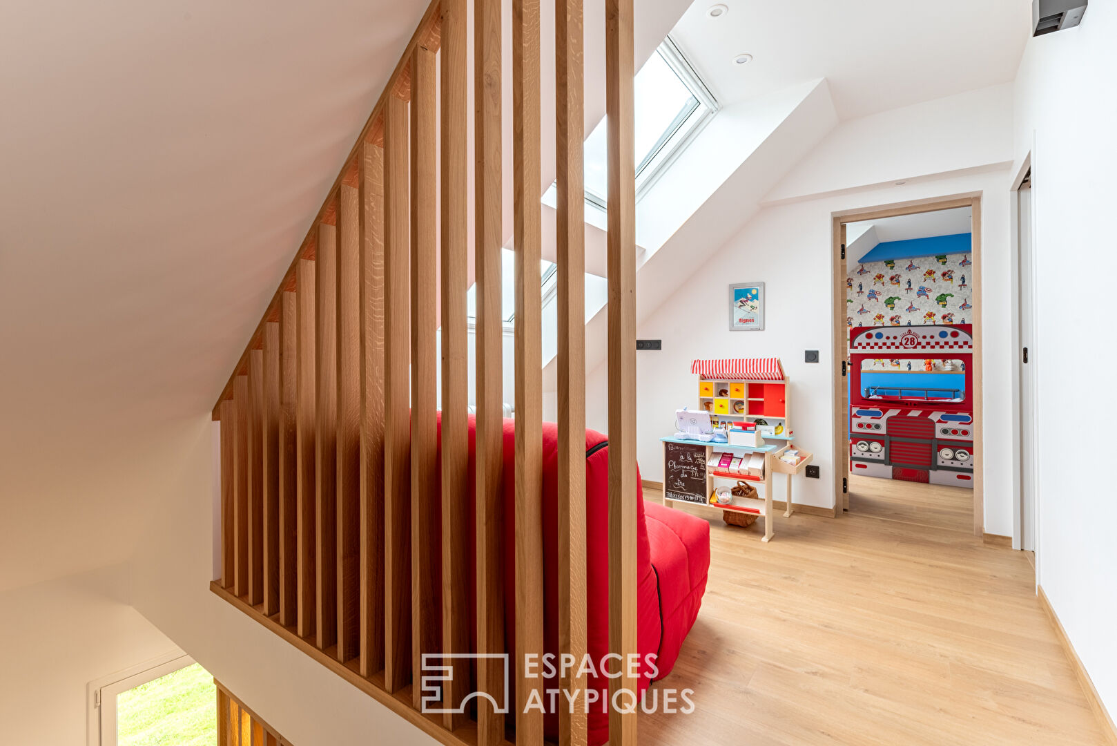 Belle contemporaine de 2014 avec jardin paysagé