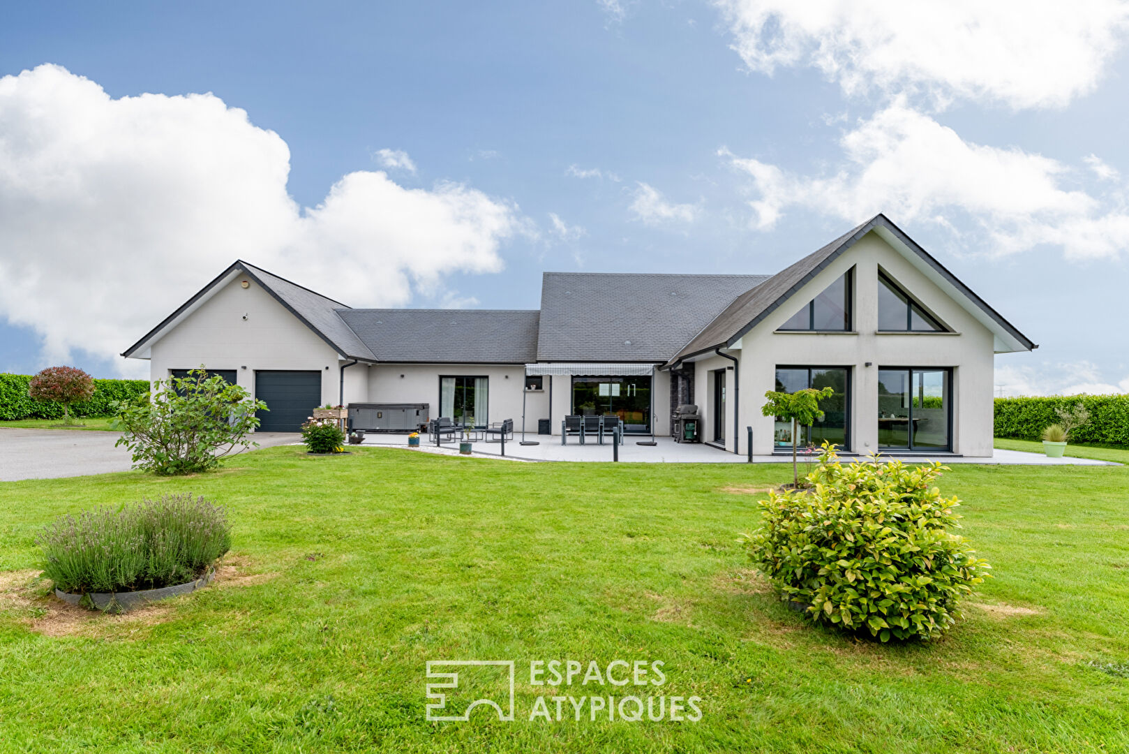 Belle contemporaine de 2014 avec jardin paysagé
