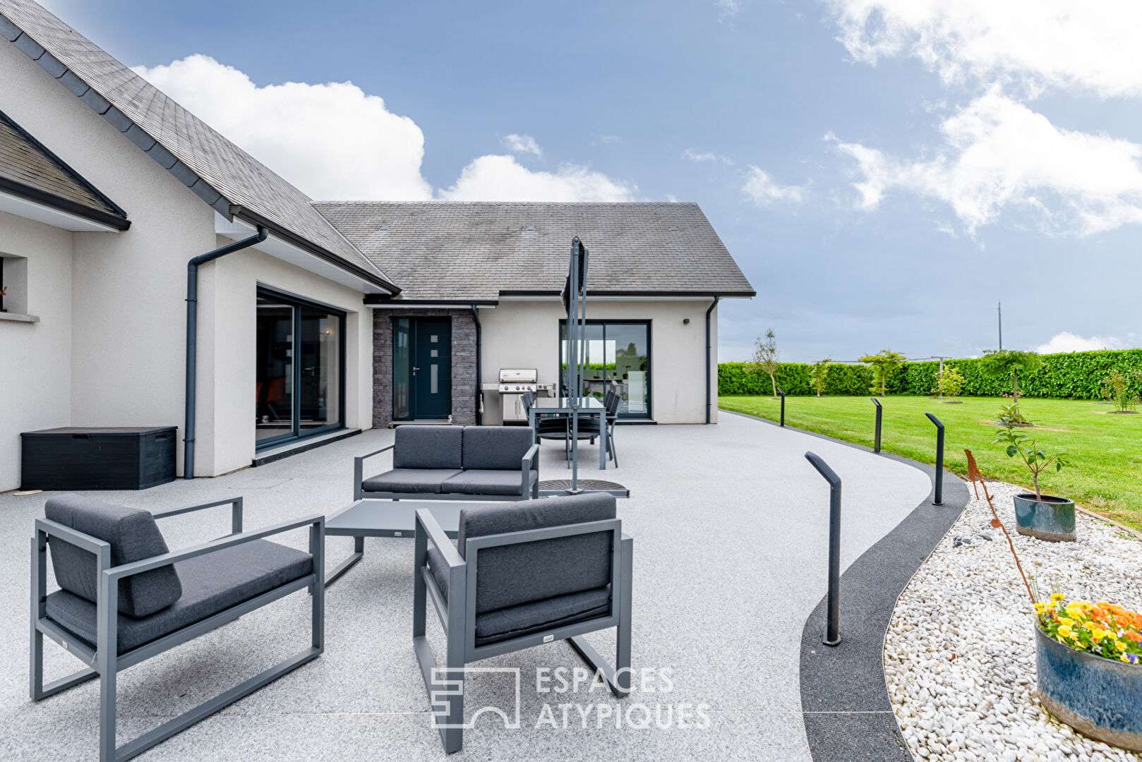 Belle contemporaine de 2014 avec jardin paysagé