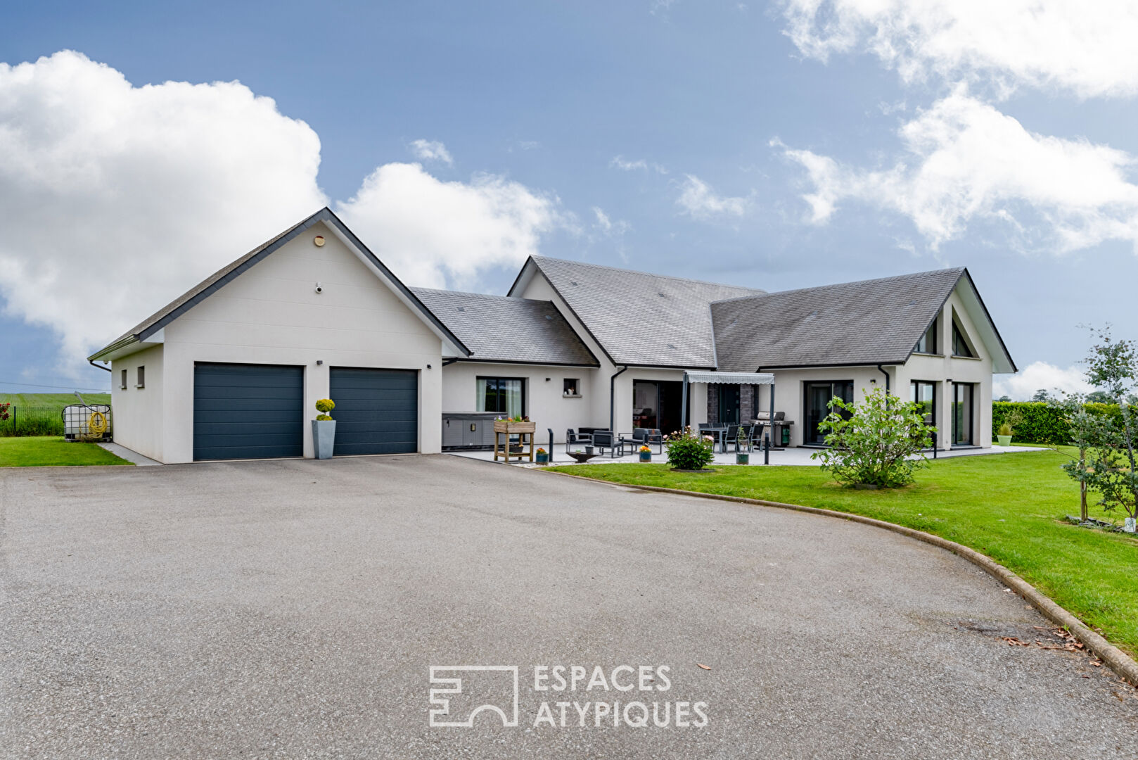 Belle contemporaine de 2014 avec jardin paysagé