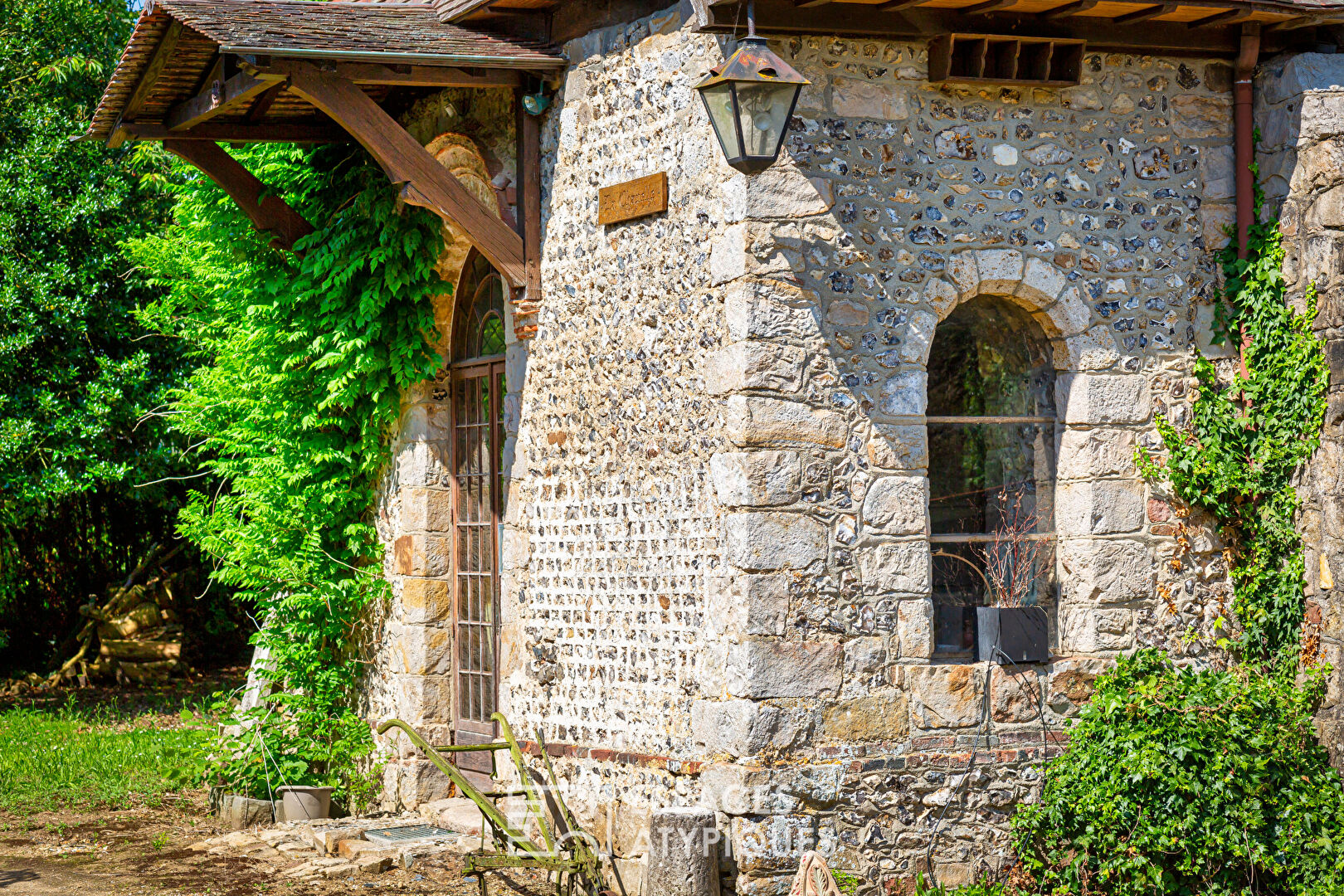 Old chapel rehabilitated with remarkable garden