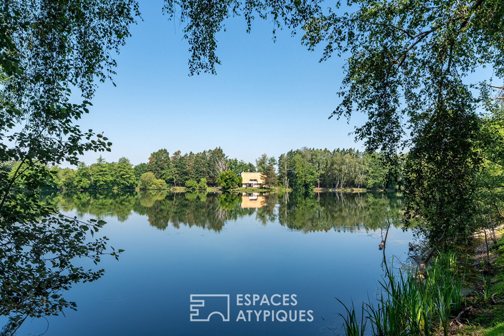 Chaumière rénovée avec dépendance et étang privé de plus de 2 hectares