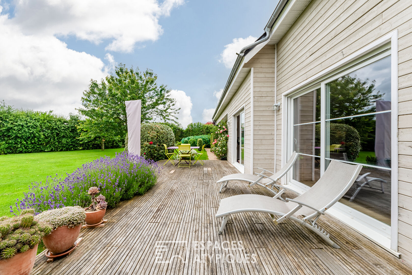 Maison d’architecte en ossature bois avec jardin paysager